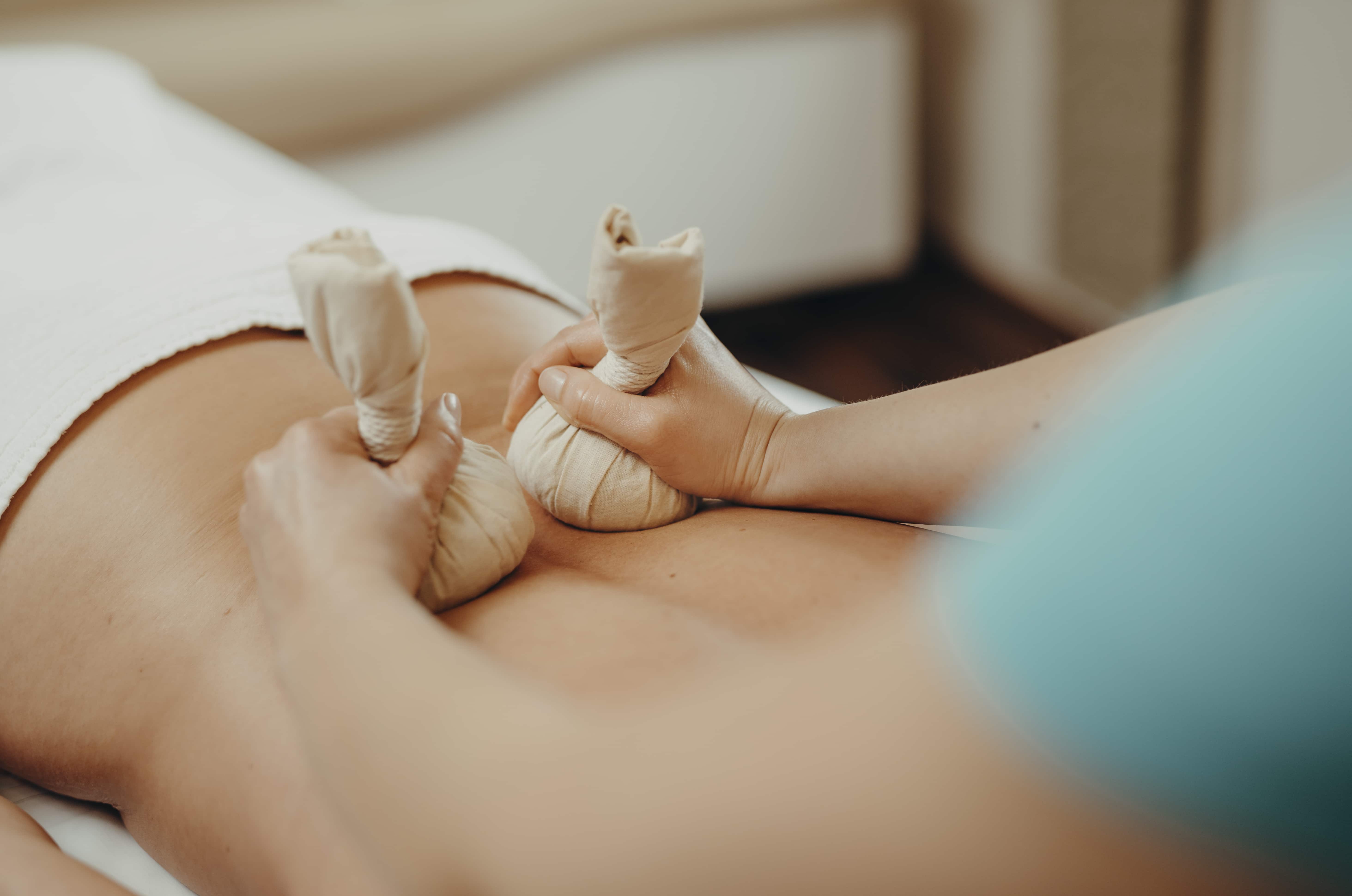 Kräuterstempelmassage Therme Eins